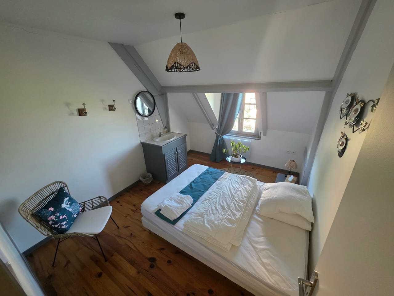 Chambre double aux tons bleu canard, avec lavabo et vue sur le parc