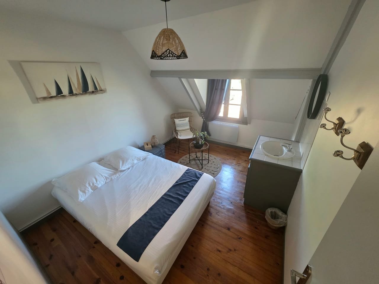 Chambre double d’esprit bord de mer, bleu marine et bois clair