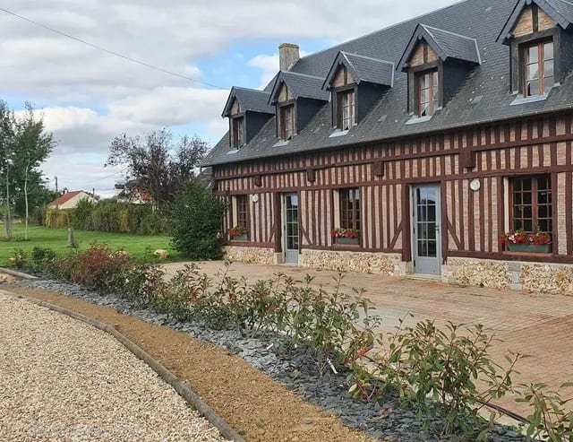La longère normande à colombages et sa terrasse pavée